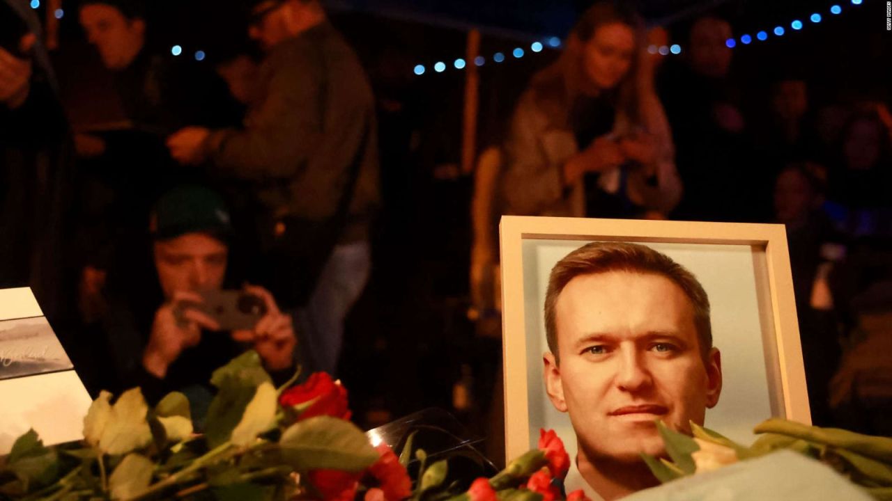 CNNE 1614198 - ¿por que miles de personas asistieron al funeral de alexey navalny?