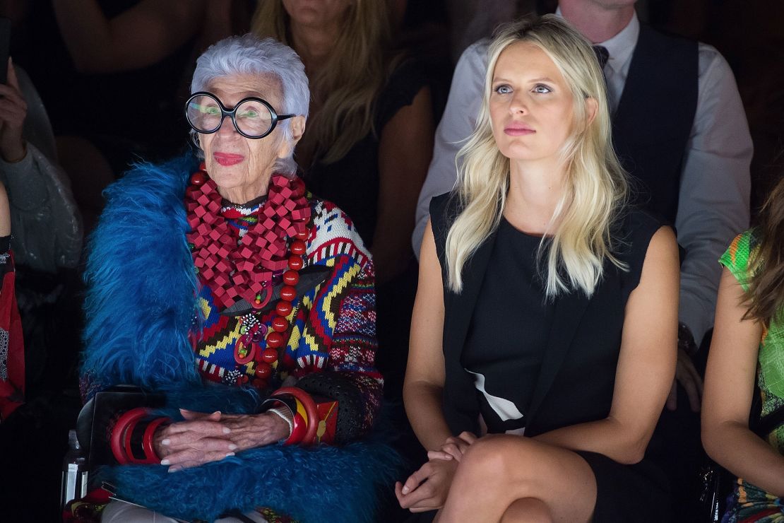 Apfel en primera fila de la Semana de la Moda de Nueva York junto a la modelo Karolina Kurkova, en 2016.