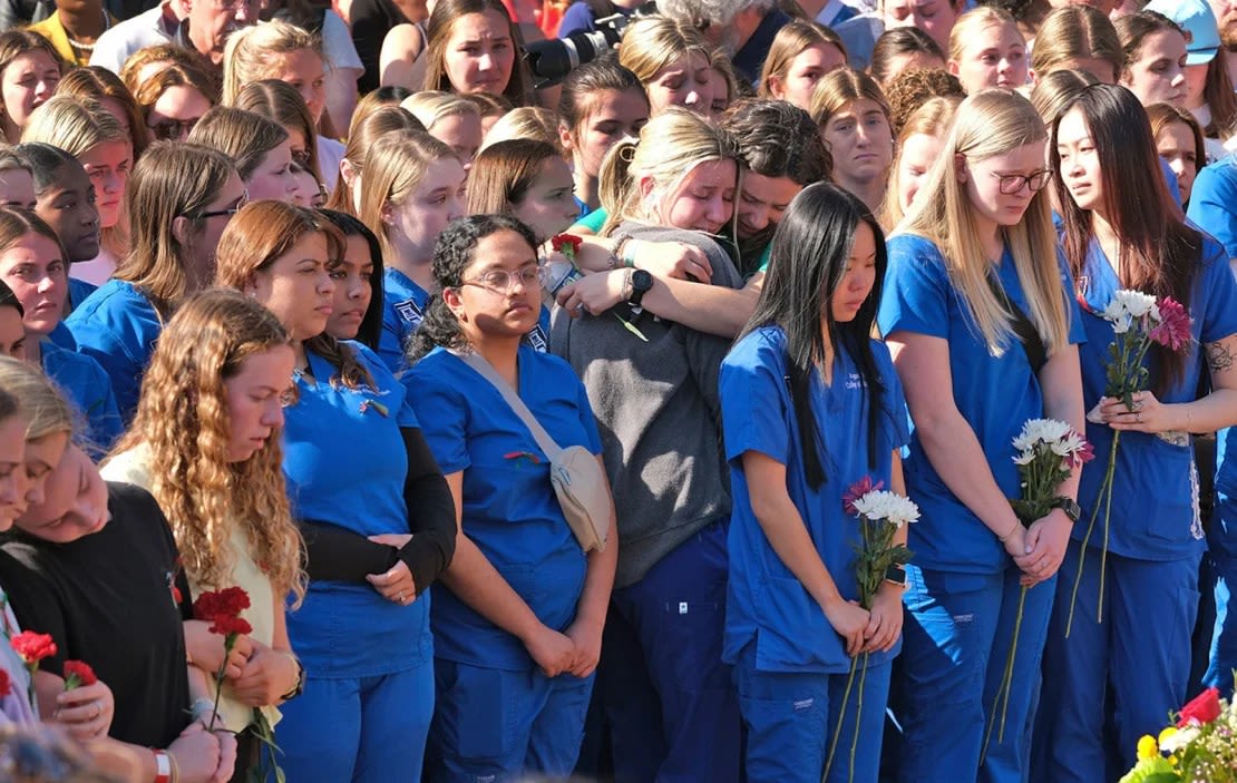 Los estudiantes de la Universidad de Augusta, vestidos de azul, y los estudiantes de la Universidad de Georgia se reúnen en el campus de la UGA para rendir homenaje a Laken Riley. Nell Carroll/Atlanta Journal-Constitution/AP