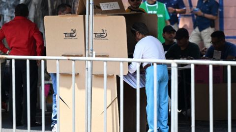 La gente vota en un colegio electoral durante las elecciones municipales en San Salvador, el 3 de marzo de 2024.