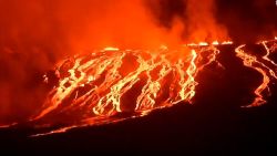 CNNE 1614760 - volcan la cumbre entra en erupcion en ecuador