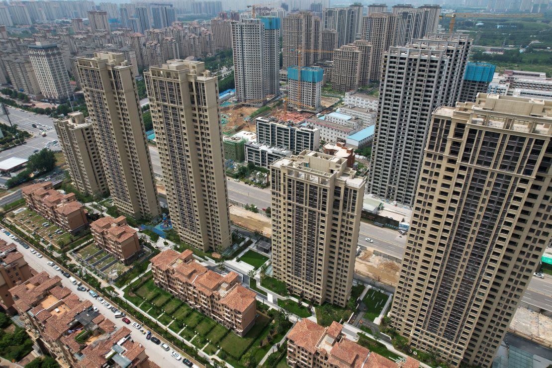 Este complejo de apartamentos sin acabar en la provincia central china de Henan es uno de los muchos proyectos de todo el país que los promotores han dejado incompletos en medio de la crisis del sector inmobiliario.