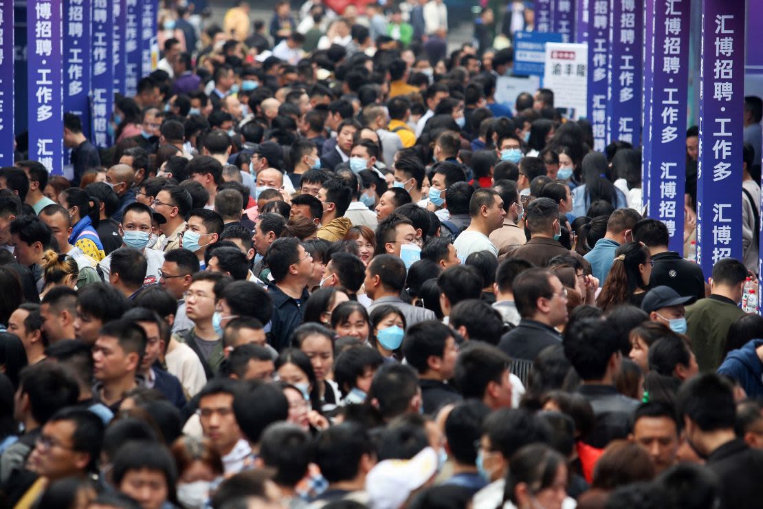 Una multitud asiste a una feria de empleo en la ciudad suroccidental china de Chongqing la pasada primavera.