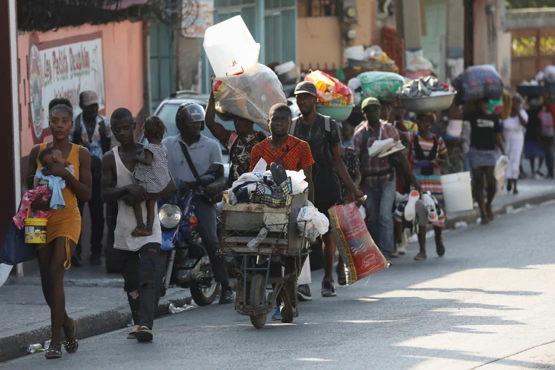 La gente huye de sus hogares mientras la policía se enfrenta a bandas armadas en Puerto Príncipe, Haití, el 29 de febrero de 2024.