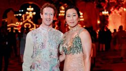 CNNE 1615002 - zuckerberg y rihanna en la fiesta del heredero del hombre mas rico de asia