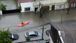 CNNE 1615109 - calles de la ciudad de corrientes se volvieron rios por un temporal