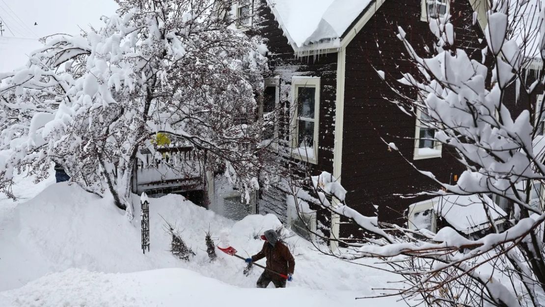 Un trabajador saca nieve de una casa al norte del lago Tahoe durante una poderosa tormenta invernal de varios días en Sierra Nevada el 2 de marzo de 2024 en Truckee, California. Mario Tama/Getty Images