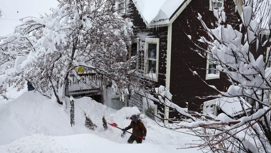 Un trabajador saca nieve de una casa al norte del lago Tahoe durante una poderosa tormenta invernal de varios días en Sierra Nevada el 2 de marzo de 2024 en Truckee, California. Mario Tama/Getty Images