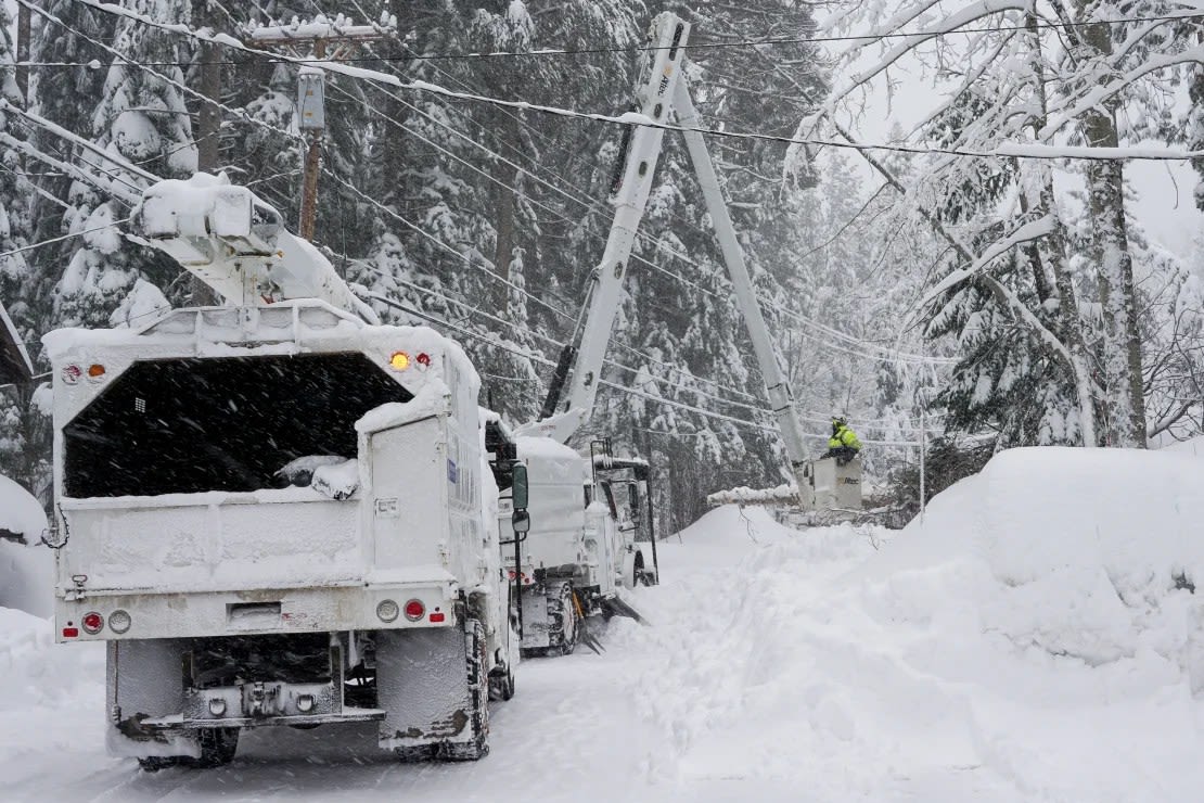 Las cuadrillas limpian árboles a lo largo del lago Donner, donde se cortó la electricidad debido a la tormenta del sábado 2 de marzo de 2024 en Truckee, California. Brooke Hess-Homeier/AP