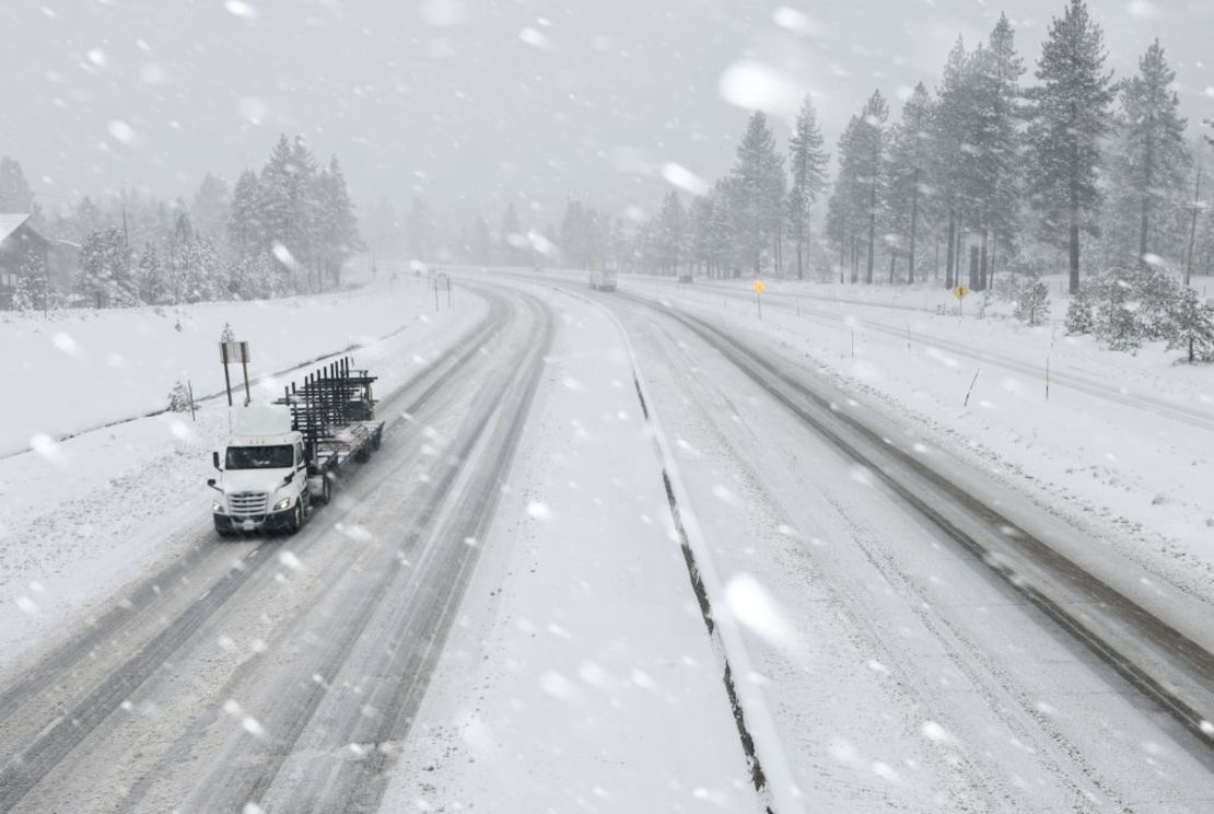 Los vehículos circulan por la I-80 mientras cae nieve al norte del lago Tahoe en las montañas de Sierra Nevada durante una poderosa tormenta invernal el 1 de marzo de 2024 en Truckee, California. Crédito: Mario Tama/Getty Images