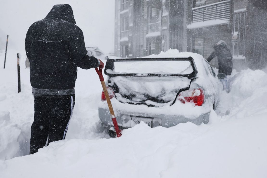 Un hombre intenta desenterrar su vehículo mientras cae nieve al norte del lago Tahoe el 2 de marzo de 2024 en Truckee, California. Crédito: Mario Tama/Getty Images