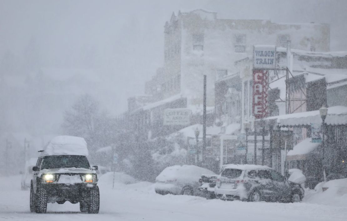 La nieve cae al norte del lago Tahoe, durante una poderosa tormenta invernal de varios días en las montañas de Sierra Nevada el 2 de marzo de 2024 en Truckee, California. Crédito: Mario Tama/Getty Images