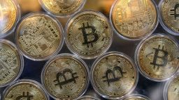 Imitación física de Bitcoins en una sucursal de intercambio de criptomonedas cerca del Gran Bazar de Estambul el 20 de octubre de 2021.