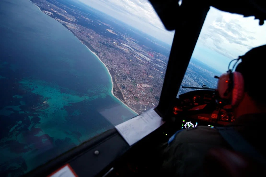 A pesar de las búsquedas del avión que han durado años, sólo se han encontrado fragmentos de escombros. Richard Wainwright/AFP/Getty Images