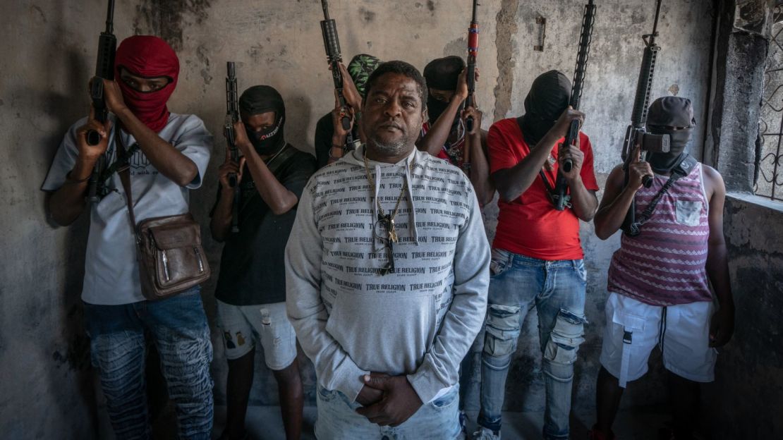 El líder de la pandilla Jimmy “Barbecue” Cherizier posa para una fotografía con miembros de una banda en Puerto Príncipe, Haití.