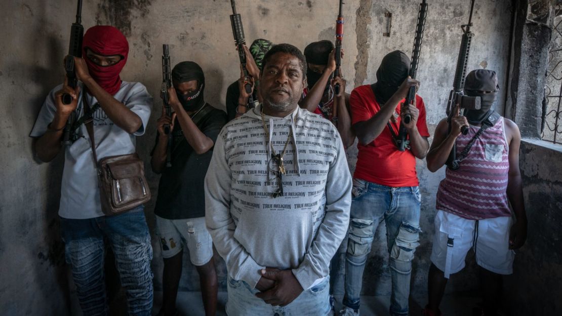 El líder de la pandilla Jimmy “Barbecue” Cherizier posa para una fotografía con de una banda en Puerto Príncipe, Haití.