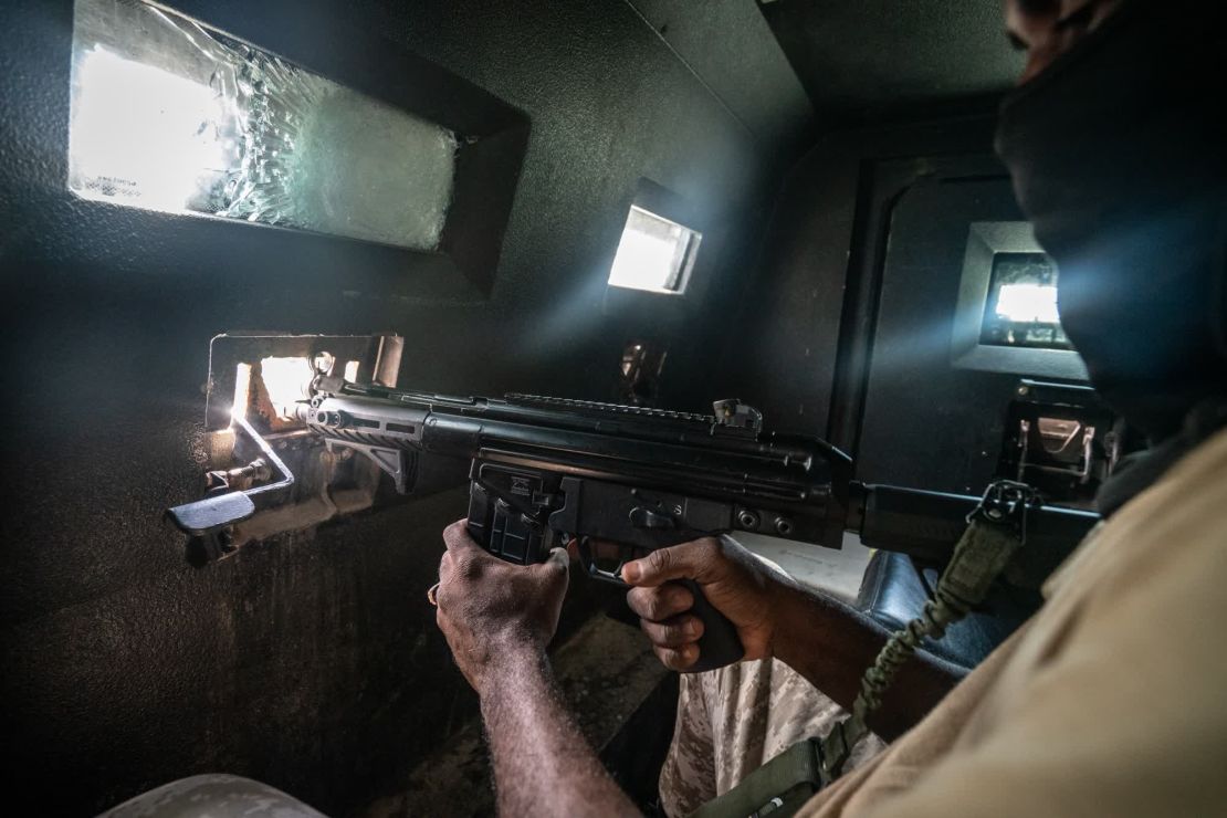 Una vista desde el interior de un vehículo blindado de la policía haitiana.