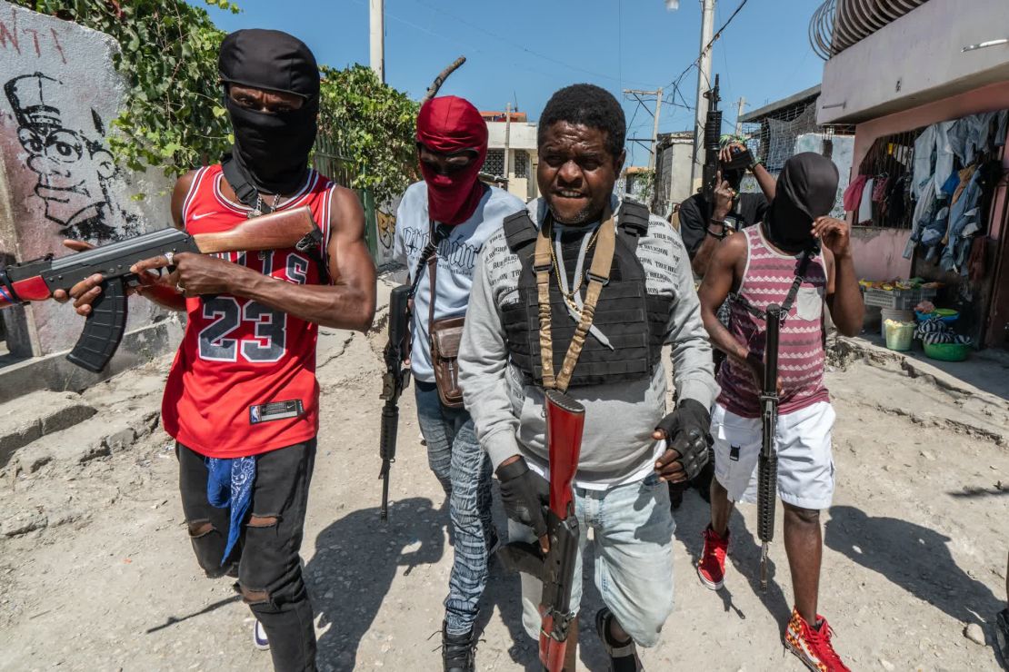 Cherizier, en el centro, pasea por las calles de la capital. Lidera una alianza de pandillas en la ciudad.