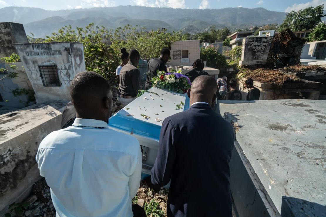 Una procesión fúnebre en el Gran Cementerio del centro de Puerto Príncipe.