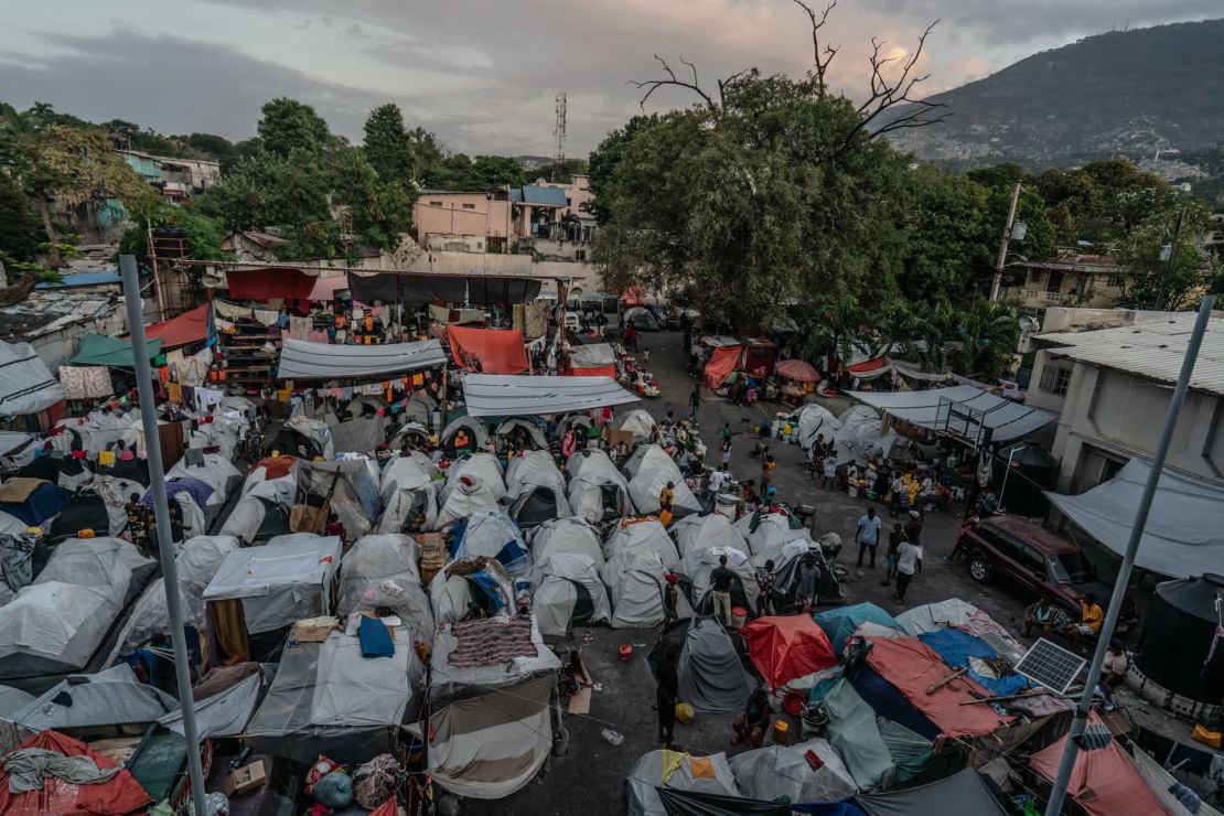 Cientos de haitianos que huyeron de la violencia de las pandillas viven en tiendas de campaña afuera de un centro de desplazados en Puerto Príncipe.