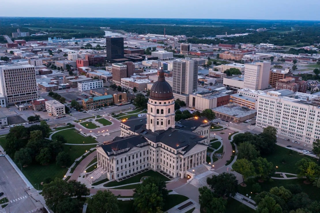 Vista crepuscular del edificio del capitolio estatal en el centro de Topeka. MattGush/iStockphoto/Getty Images