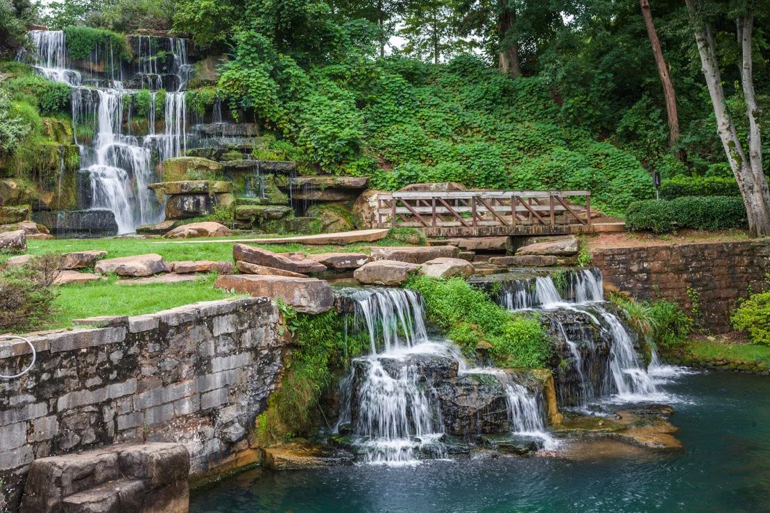 Cold Water Falls es una cascada iluminada artificial que se encuentra en la cabecera de Spring Park, en Tuscumbia. Ron Buskirk/Alamy Foto de stock