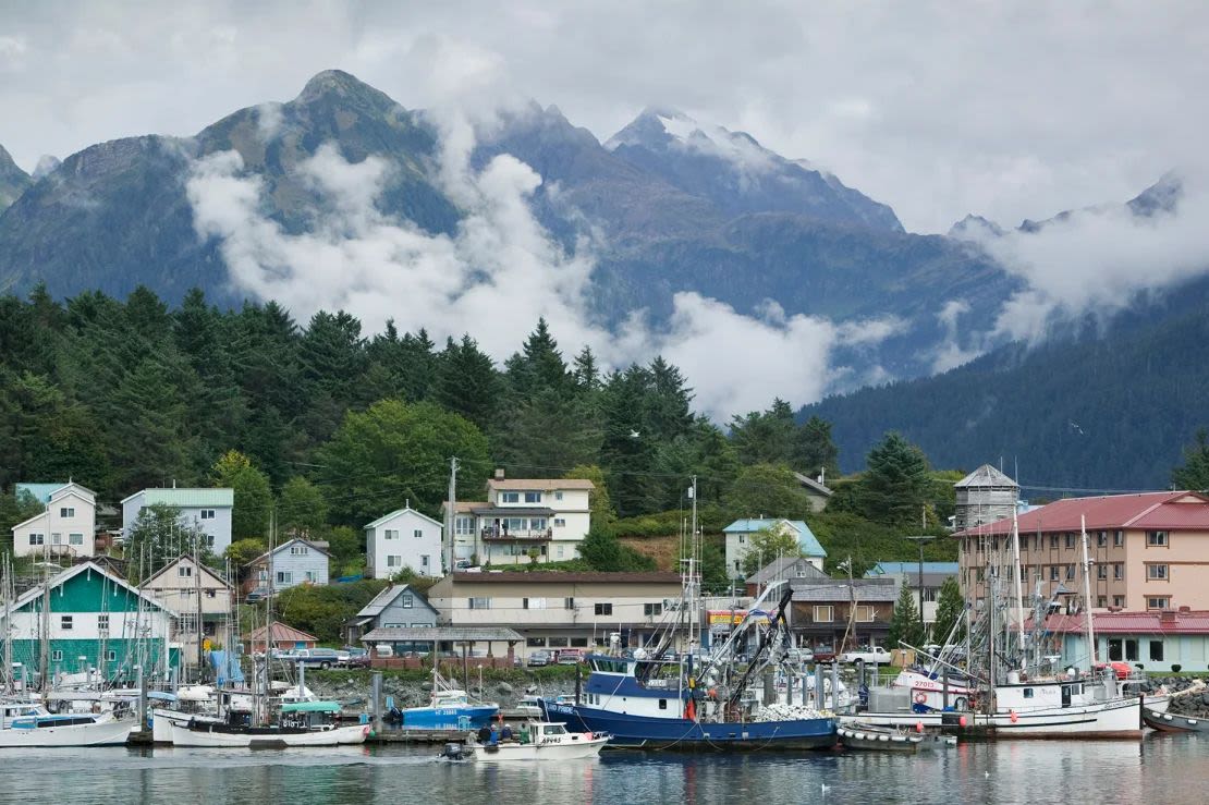 Senderismo, pesca y kayak son algunas de las actividades que se ofrecen en la ciudad portuaria de Sitka. Walter Bibikow/Photodisc/Getty Images