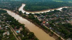 CNNE 1615599 - fuertes lluvias provocan el desborde de un rio en bolivia