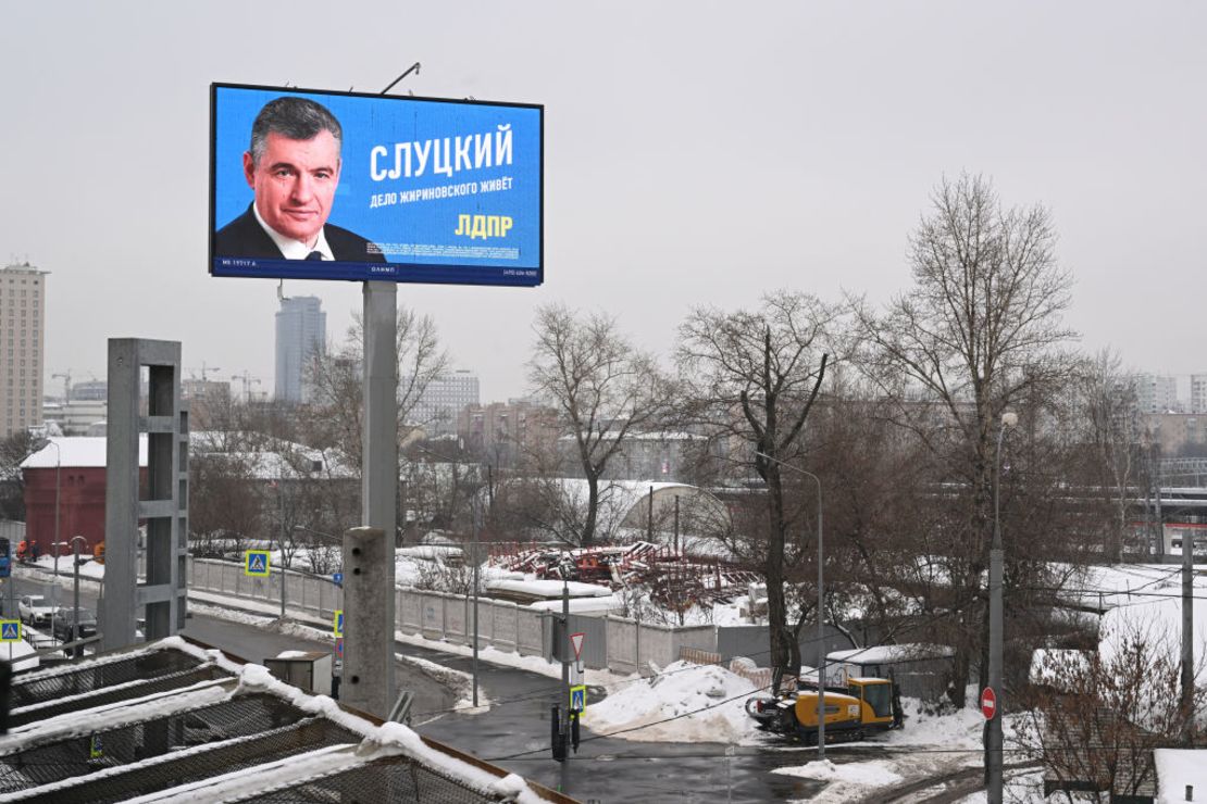 Una pantalla publicitaria muestra una imagen del candidato presidencial, líder del Partido Liberal-Demócrata de Rusia (LDPR), Leonid Slutsky, en Moscú el 22 de febrero de 2024. Las elecciones se llevarán a cabo durante un período de tres días, del 15 al 17 de marzo.