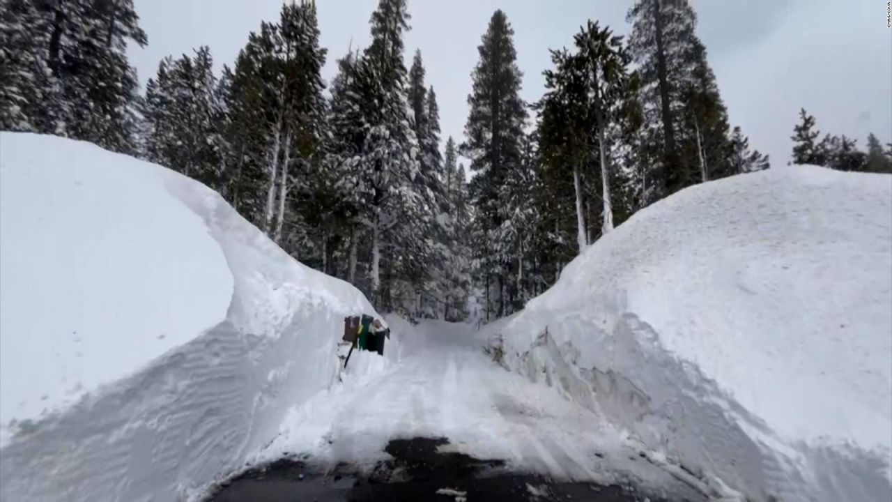 CNNE 1615626 - residentes de california tienen que excavar la nieve para salir de sus hogares