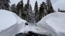 CNNE 1615626 - residentes de california tienen que excavar la nieve para salir de sus hogares