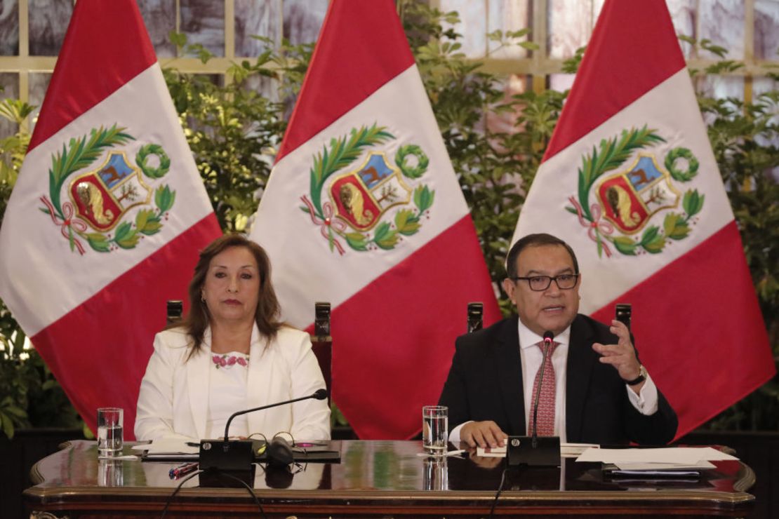 Dina Boluarte, presidenta de Perú, izquierda, y Alberto Otarola, primer ministro de Perú, durante una conferencia de prensa en el Palacio de Gobierno en Lima, Perú, el viernes 9 de junio de 2023.