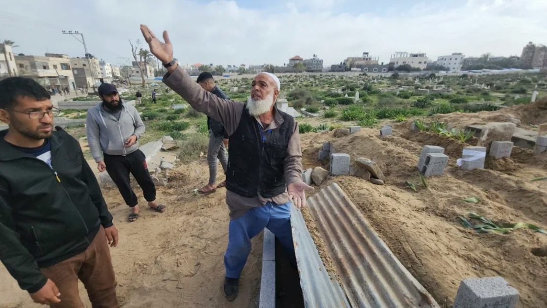 Saadi Baraka dice que ha participado en el entierro de 16.800 personas en su cementerio en Deir al-Balah, Gaza. Mohammad Al Sawalhi/CNN