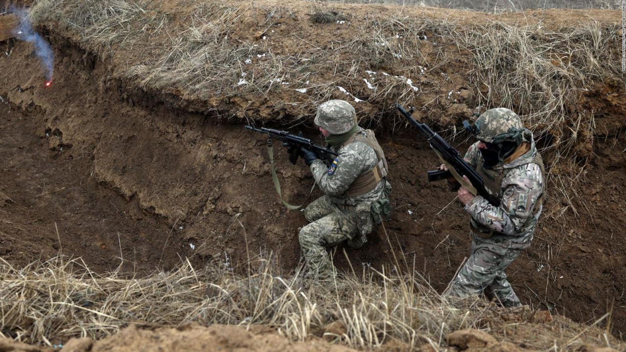 Militares ucranianos toman posiciones en una trinchera durante un ejercicio de entrenamiento militar cerca de la línea del frente en la región de Donetsk, el 23 de febrero de 2024.