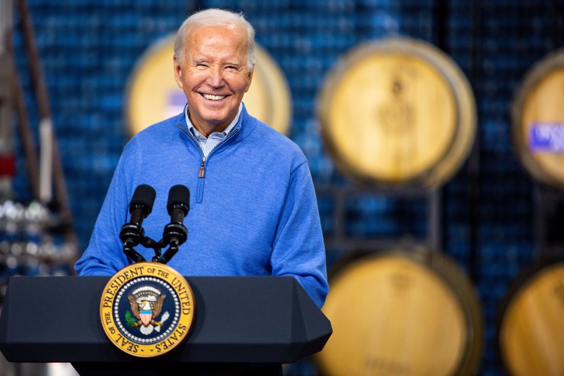 El presidente Joe Biden durante un evento en Earth Rider Brewery en Superior, Wisconsin, el jueves 25 de enero.