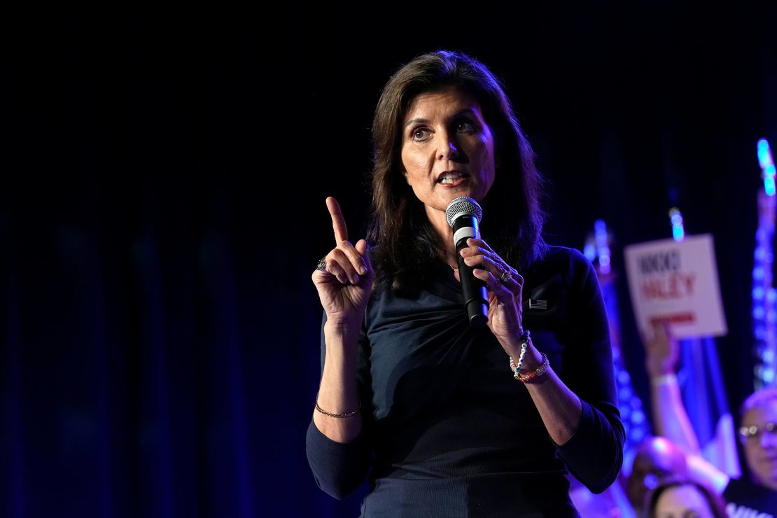 Nikki Haley habla en un evento de campaña en Forth Worth, Texas.