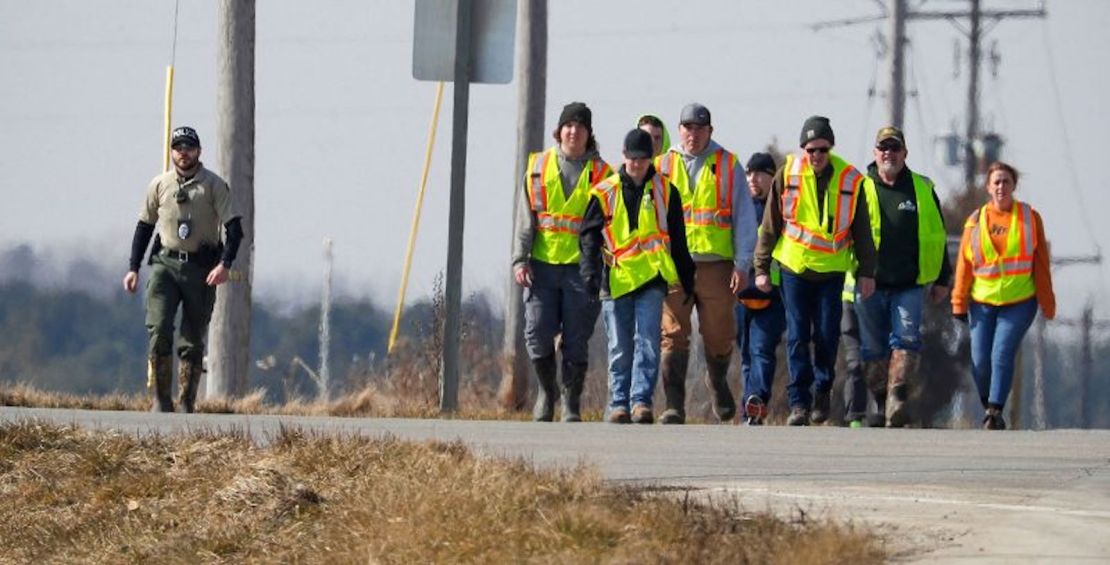 La Policía y los bomberos del área caminan por la autopista estatal 310 cerca de Johnston Drive durante la búsqueda de Elijah Vue, de tres años, desaparecido, el martes 27 de febrero de 2024, en Two Rivers, Wisconsin