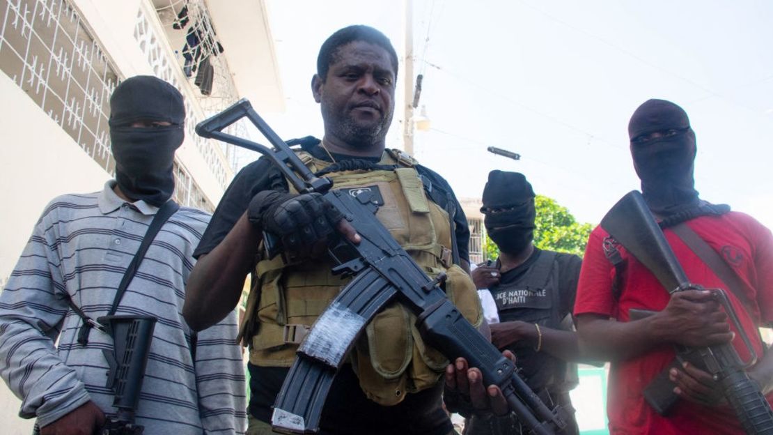 Jimmy "Barbecue" Cherizier y sus hombres en Puerto Príncipe, Haití, 5 de marzo de 2024, tras el ataque a una academia de policía.