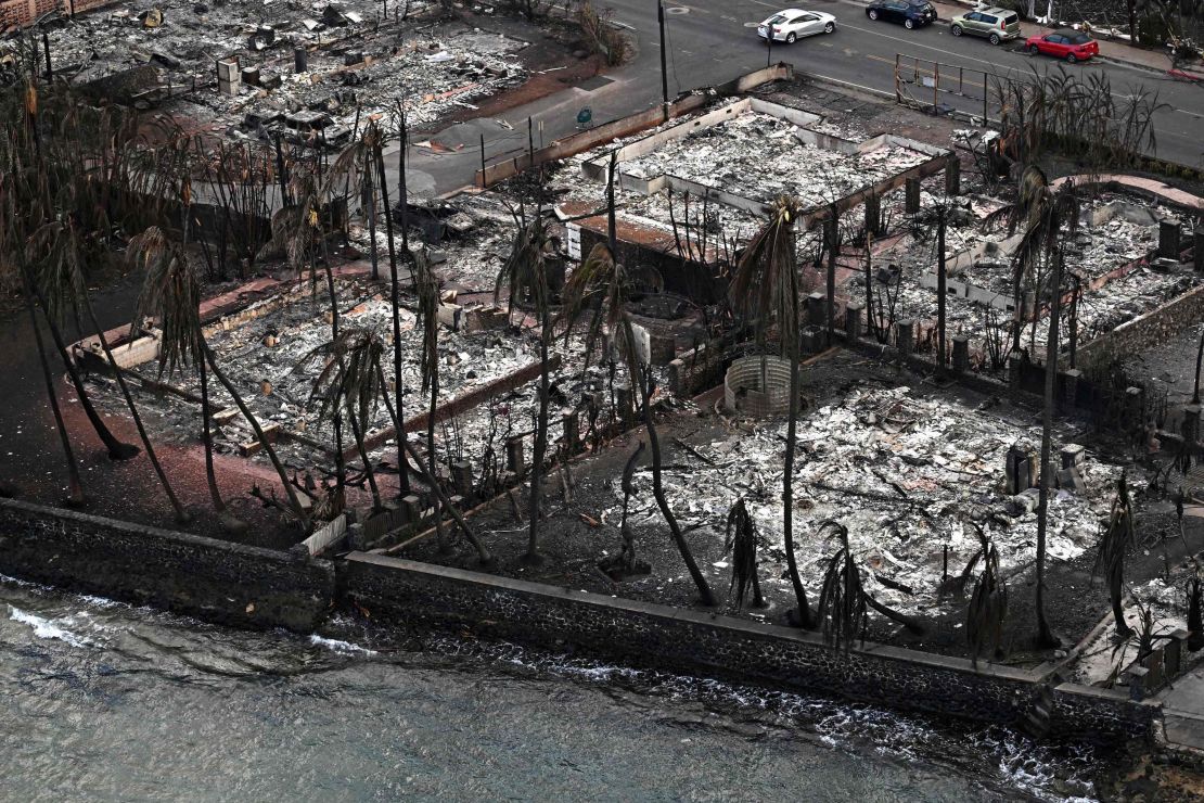 Una imagen aérea tomada el 10 de agosto de 2023 muestra edificios calcinados en Lahaina por los incendios forestales en el oeste de Maui, Hawai.