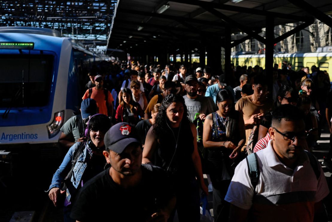 Personas caminan dentro de la estación de tren Constitución, en Buenos Aires, el 9 de enero de 2024.