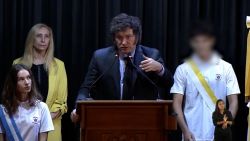 CNNE 1616309 - un alumno se desmaya durante discurso de milei