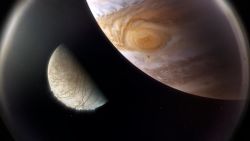 CNNE 1616311 - nasa- luna de jupiter produce oxigeno para un millon de personas al dia