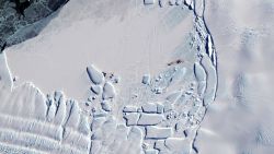 CNNE 1616343 - captan desde el espacio la imagen de un glaciar que alberga pinguinos