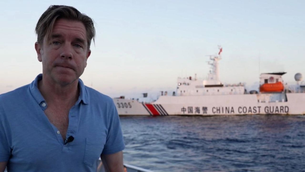 CNNE 1616347 - el momento en que naves chinas le cortaron el paso a barcos filipinos para demostrar su dominio
