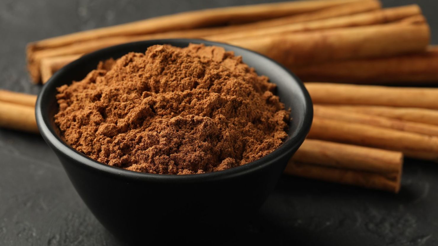 La agencia dijo que las pruebas ampliadas han identificado varias marcas de canela molida con niveles elevados de plomo.