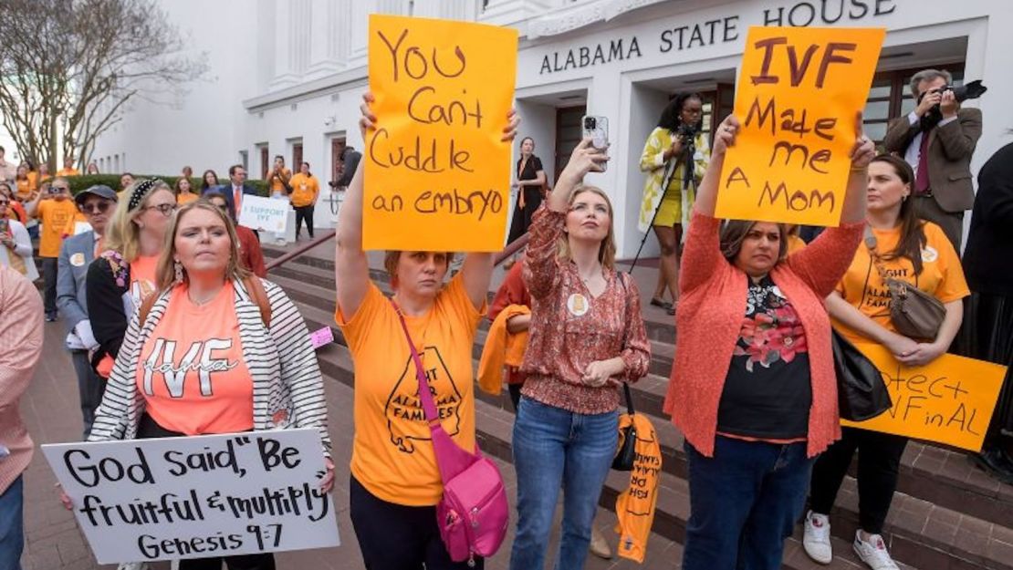 Manifestantes apoyan la legislación sobre fecundación in vitro en la Cámara de Representantes del Estado de Alabama en Montgomery en febrero de 2024.