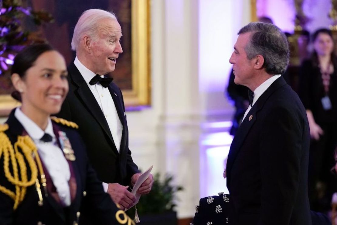 El presidente Joe Biden habla con el gobernador de Delaware, John Carney, después de una cena para gobernadores y sus cónyuges el 11 de febrero en Washington.