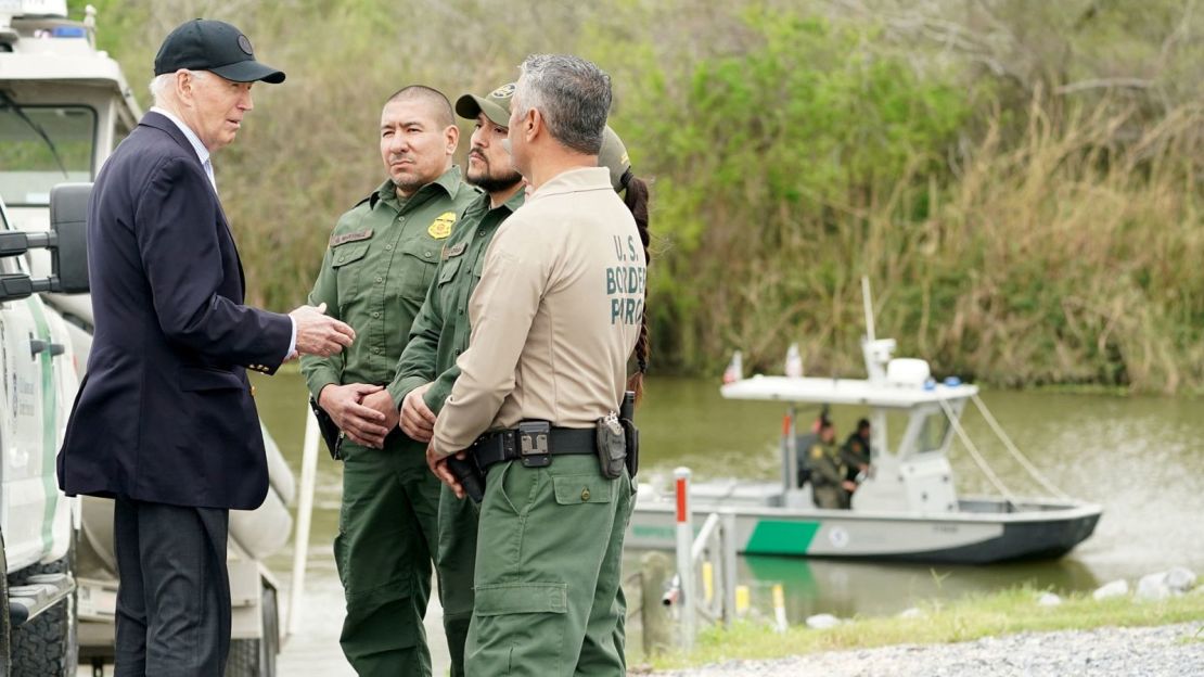 El presidente Joe Biden recibe una sesión informativa en la frontera entre Estados Unidos y México en Brownsville, Texas, el 29 de febrero.