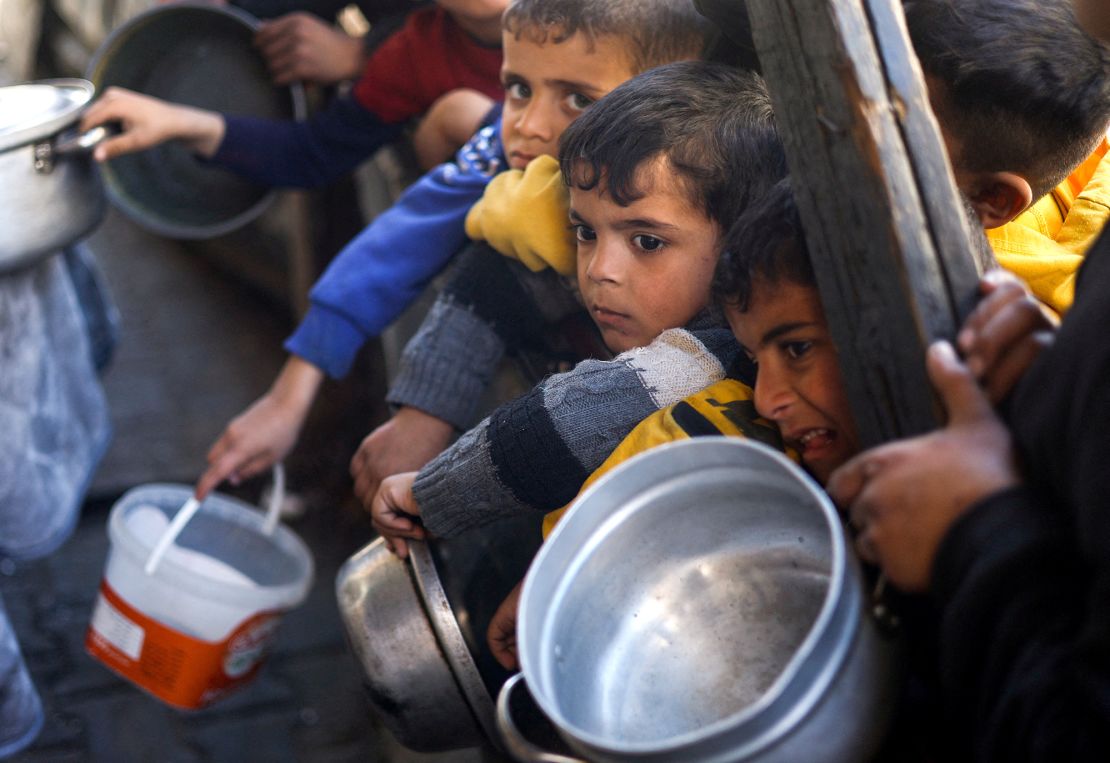 Niños palestinos esperan a recibir alimentos cocinados por una cocina de caridad en medio de la escasez de suministros de alimentos en Rafah, Gaza, el 5 de marzo. Mohammed Salem/Reuters