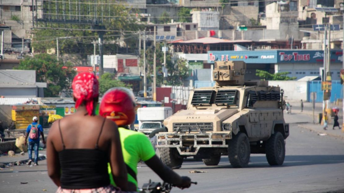 Vehículos armados de la policía controlan el perímetro de la estación de policía incendiada el día anterior por bandas armadas, en Puerto Príncipe, Haití, 6 de marzo de 2024.